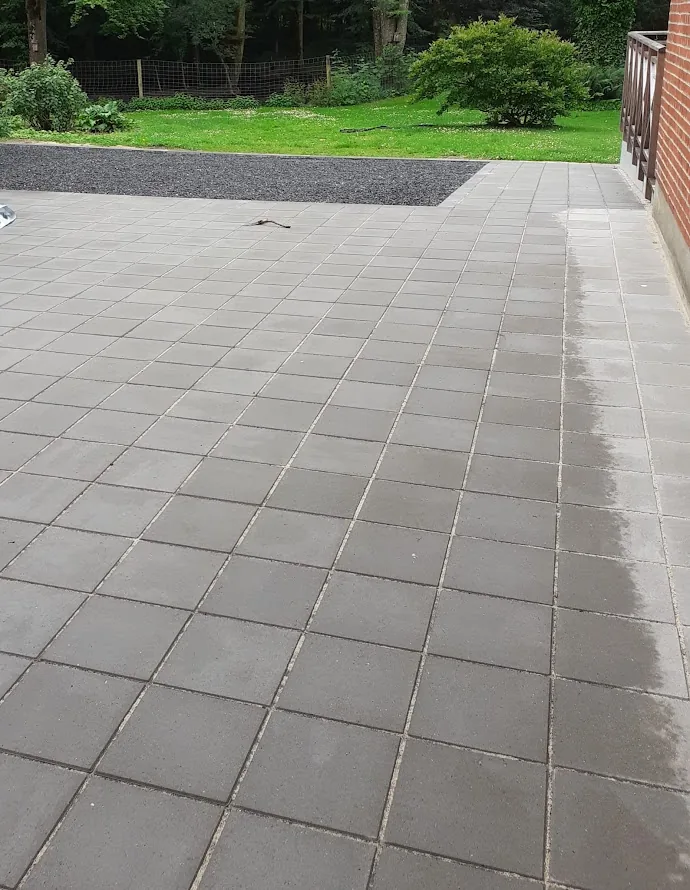 Flisebelagt terrasse ved hus