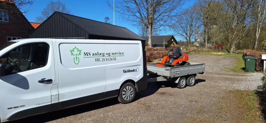 MS Anlæg og Service varevogn med trailer på opgave