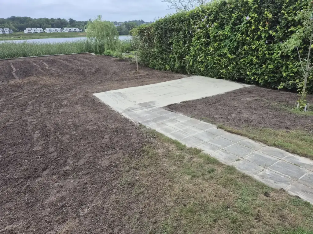 Støbt terrassefundament i have