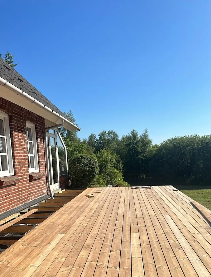 Ny træterrasse ved hus